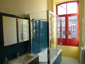 波尔图卡瓦爱特丽尔旅舍的一间带水槽和淋浴的浴室以及窗户。
