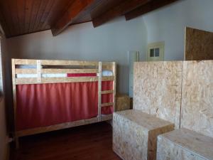 波尔图卡瓦爱特丽尔旅舍的客房设有两张双层床和红色围栏。