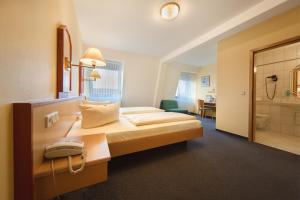上阿斯巴赫蒙达纳酒店的一间酒店客房 - 带一张床和一间浴室
