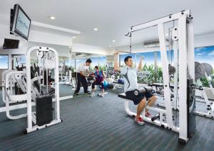 曼谷水门中心点酒店的健身房,有健身者在跑步机上锻炼