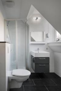 鹿特丹照明酒店的白色的浴室设有卫生间和水槽。
