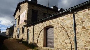 芳瑟巴登Convento de Foncebadon的一面有门的砖砌建筑