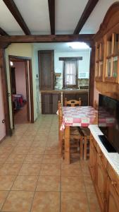 卡韦苏埃拉德尔瓦列Apartamentos Rurales Tauro的一间带桌子的厨房和一间餐厅