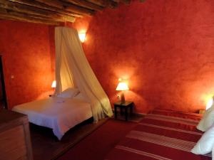阿格兹Dar Qamar的一间卧室配有一张带蚊帐的床
