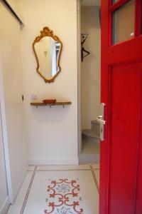 巴黎Petit Paris - Oasis in Marais的浴室设有红色的门和镜子
