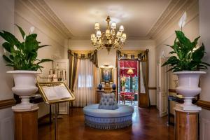 米拉玛格丽塔罗曼蒂克别墅酒店的客厅配有吊灯和蓝椅