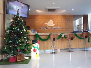 查龙The Elysium Residence - SHA Extra Plus的办公室大厅里一棵圣诞树,上面有圣诞树