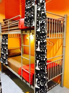 新加坡CSW Hostel的一间双层床间,在客房内配有两张双层床