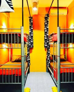 新加坡CSW Hostel的客房设有两张双层床和黄色的墙壁
