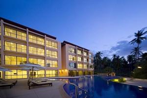 湄南海滩Condo AVANTA Deluxe A301的一座建筑,旁边设有游泳池