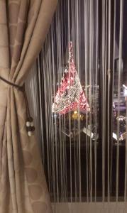 布拉索夫Apartament Piata Sfatului的圣诞树倒在窗口中