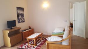 维塔罗杜卡迪公寓的客厅配有沙发和桌子