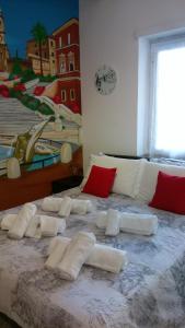 罗马倚在窗口的教皇度假屋的一张大床,上面有白色枕头
