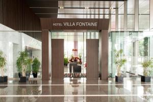 东京Hotel Villa Fontaine Grand Tokyo-Tamachi的楼里种植盆栽的大堂