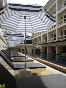 哈林海滩帕岸岛明珠别墅酒店的大楼中央一个带遮阳伞的游泳池
