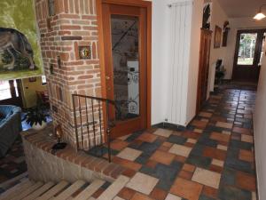奇维泰拉阿尔费德纳Casa Hotel Civitella的走廊上设有门,铺有瓷砖地板