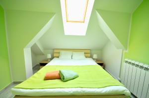 贝尔格莱德索维卡公寓的一间卧室配有一张带绿色床单的大床
