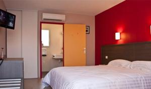 Saint-Georges康塔尔酒店的卧室配有白色的床和红色的墙壁