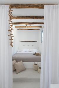 米科利维亚Annais Casa的卧室拥有白色的墙壁,配有白色窗帘