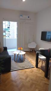 布宜诺斯艾利斯Apartamento Las Heras的客厅配有咖啡桌和钢琴