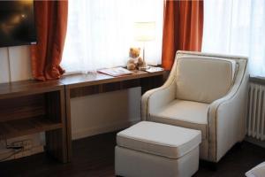 卢塞恩罗特塞福肯艾姆酒店的配有桌椅和泰迪熊的房间