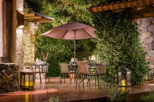 查克拉斯德科里亚拉雷斯查克拉斯酒店的一个带桌椅和遮阳伞的庭院