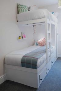 布莱奈费斯蒂尼奥格Self Catering Cellb Ffestiniog的一间卧室配有两张双层床。