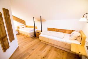 平茨高谷地霍勒尔斯巴赫Apartment gmiatlich Wohnen的客房设有两张双层床,铺有木地板。