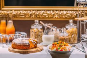 第比利斯Kisi Boutique Hotel的一张桌子,上面有蛋糕和一碗食物