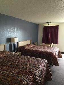 WaukomisCountry Inn Motel的酒店客房设有两张床和窗户。