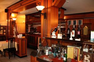 Oberstenfeld欧莱可酒店的酒吧提供许多瓶装葡萄酒
