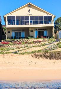 安特兰斯Al Mare Beachfront Retreat Award Winner的海滩上的房子与水
