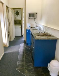 哈斯特湾道汽车旅馆的一个带水槽的蓝色岛屿的厨房