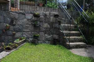 圣若阿金Loft São Joaquim的石墙,有楼梯和盆栽植物