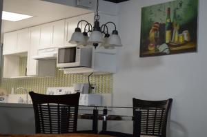 自由港市Lakeview Studio Apartments On Golf Course的厨房配有桌椅和微波炉。