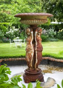 格雷敦Wyett Annex的花园喷泉中两个女人的雕像