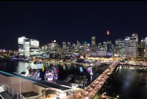 悉尼达令港三卧室公寓的港口城市的夜视