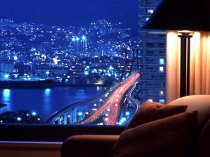 神户神户湾喜来登酒店&塔楼的窗户享有城市美景