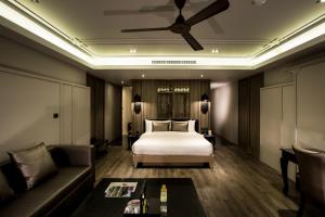 清迈De Chai the Deco Chiang Mai - SHA Plus的酒店客房,配有床和沙发