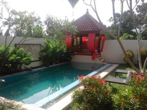 日惹罗瑟诺别墅的花园内带游泳池的别墅