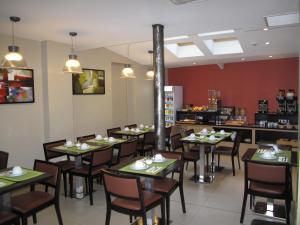巴黎苏尔斯酒店的餐厅内带桌椅的用餐室