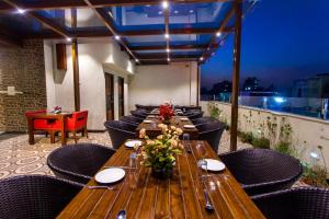 新德里日星赫瑞塔吉酒店的一间带长桌和椅子的用餐室