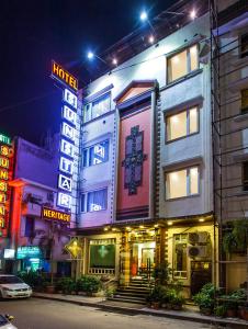 新德里日星赫瑞塔吉酒店的街上的 ⁇ 虹灯标志的建筑