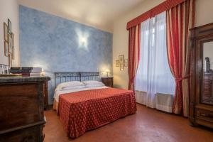 佛罗伦萨B&B Home in Florence的一间卧室设有一张床和一个大窗户