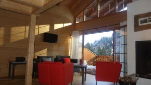 雷克罗塞艾特堡酒店的客厅设有红色椅子和大窗户