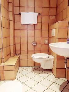伍珀塔尔帝国酒店的一间带卫生间和水槽的浴室