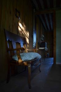 塞拉德洛斯帕德雷斯El Granero的一间卧室,卧室内配有木椅
