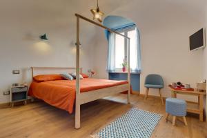 诺维利古雷德梅特拉农场住宿加早餐旅馆的一间卧室配有一张带橙色床罩的床