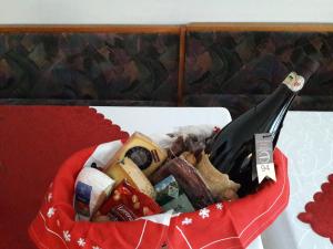 基茨比厄尔附近奥拉赫莱森公寓的红篮子食物和一瓶葡萄酒