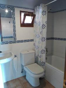 VillahormesCasa Rural Casa Azul的浴室配有卫生间、盥洗盆和浴缸。